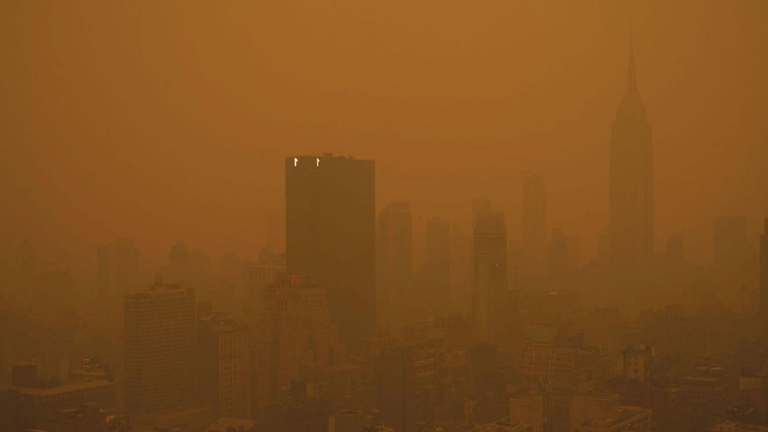 照片中的纽约城笼罩在浑浊的橙色阴霾中